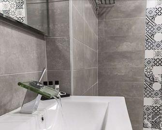 Apartamentos Turísticos Domus Seleqtia Plaza Mayor - Cáceres - Bathroom