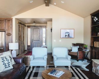 Klamath by Avantstay Gorgeous Mountain Home w/ Fire Pit, Spa & Lake Views - Bend - Phòng khách