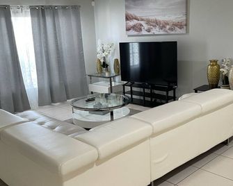 A Great Boca Home Stay - Boca Raton - Living room