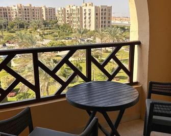Modern charming 2-bedroom apartment with AC, WiFi in Rehab city -new cairo - Madinat Coraya - Balcón