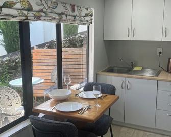 Funky Studio Apartment in the centre of Paihia, Bay of Islands. Pet-Friendly - Paihia - Kitchen