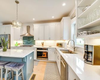Walk to Beach & Central Park: Home in Cape Charles - Cape Charles - Cocina