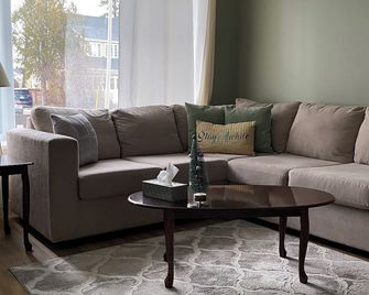 The Little Green House :2 bedroom house on river, short walk to downtown core - Temiskaming Shores - Living room