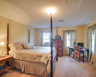 Dayton Home w/ Pool & Deck on 37 Private Acres! - Dayton - Bedroom