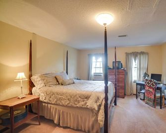 Dayton Home w/ Pool & Deck on 37 Private Acres! - Dayton - Ložnice