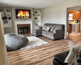 Come And Relax At The Porter House King Beds game room - Knoxville - Huiskamer