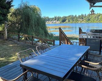 Lakehouse With Hot Tub, Covered Patio, Outdoor Fire-pit and BBQ\n - Port Orchard - Patio