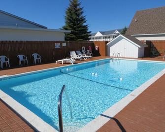 Bridgeview Motel - Mackinaw City - Pool