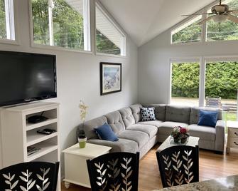 Gorgeous Waterfront 4Bed Home on the Channel from Silver Lake and the Sand Dunes - Mears - Sala de estar