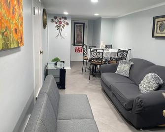 Nice 2 Bedrooms Apartment At 15 Minutes - North Bergen - Wohnzimmer
