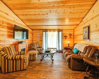 Quiet Abode with Gas Grill about 5 Miles to Broken Bow! - Broken Bow - Olohuone