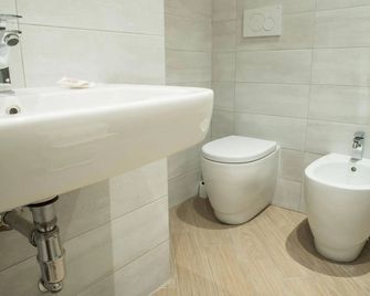 Hotel Bersagliere - Laglio - Bathroom
