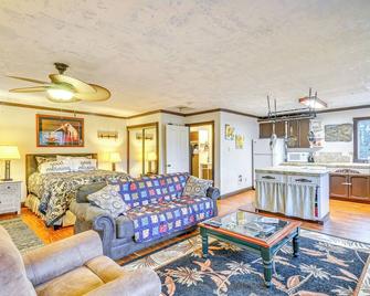 4 Mi to Sandy River Access: Studio w/ Mtn Views! - Sandy - Sala de estar