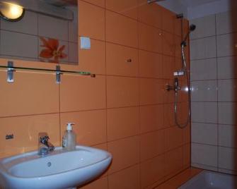 Jopi Hostel Katowice Centrum - Katowice - Bany