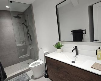 Spacious Bright 9ft Ceiling With Private - Milton - Bathroom