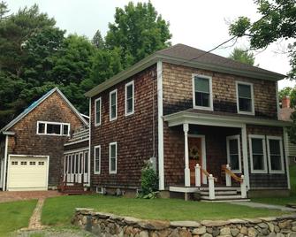 Upscale Vacation Rental Across From Haley Pond In The Village Of Rangeley - Rangeley - Building