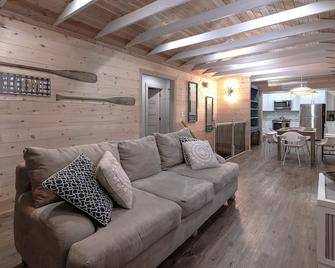 Charming 3BR Cabin w/ All the Comforts – WiFi & AC in Beautiful Gainesville - Gainesville - Living room