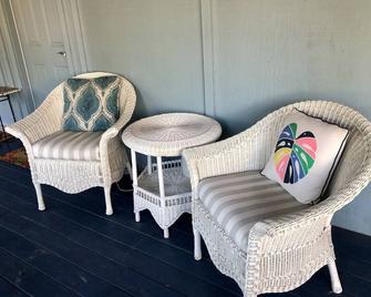 Quaint and peaceful Queen Room with private entrance and bathroom. - Chico - Sala de estar
