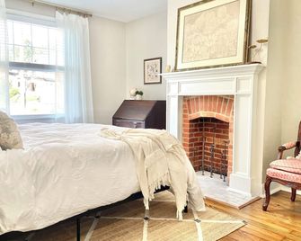 3 story, 100 year-old home, 4BR, 3 king & 2 queen beds - Pittsburgh - Phòng ngủ