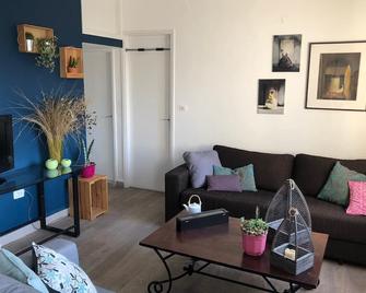 Silvia's cosy city apartment with terrace - Beirut - Living room