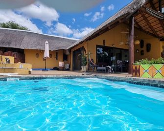Bushvilla Umoja Kruger - wildlife without fences - Phalaborwa - Pool