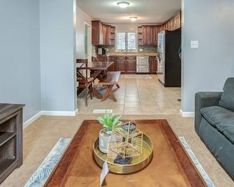 Belleville Beauty - Luxury Stay For Work Or Stay For Play Either Way This Is The Perfect Property For You! 4 Bedroom Residence by RedAwning - Belleville - Living room