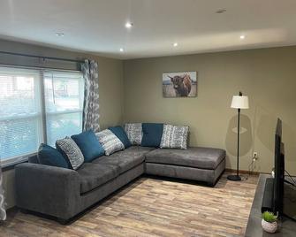 Elm Tree Oasis, 3-bedroom house in charming Jefferson City with AC, WiFi. - Jefferson City - Living room