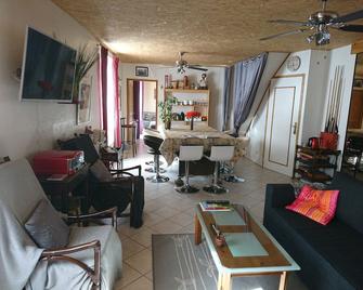 Chambres d'Hotes Tour de la Gabelle - Le Mesnil-en-Vallée - Sala de estar