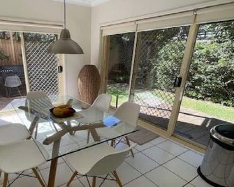 A Travellers Delight On Kikarra Wifi - Hawks Nest - ร้านอาหาร