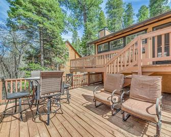 Ruidoso Mountain Home with 3 Decks and Grill! - Ruidoso - Patio