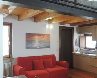 Ideal for Spa, food and wine tours. Italian breakfast included on bank of river - Pescantina - Soggiorno