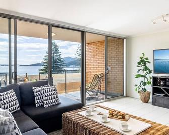 The Crest 7 6-8 Tomaree RD Stunning unit with Spectacular Water Views - Shoal Bay - Living room