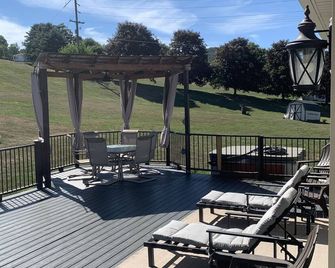 Beautiful 5-Bedroom Home with Lots of Space - Milroy - Balcony