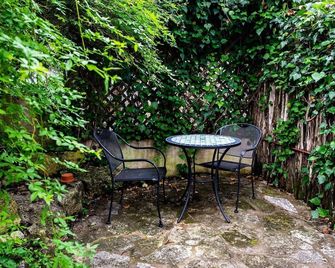 Austin St. Retreat- Annie's Cabin | Pet-friendly | Close to Main - Fredericksburg - Patio