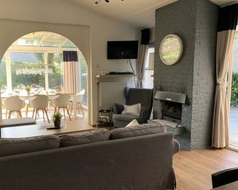 Ferienhaus Nordseelust mit Sauna und Kamin 5 Minuten zum Strand - Brouwershaven - Huiskamer