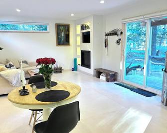 Cozy Rustic Suite (pet-friendly)on a 5 acre farm in the beautiful Comox Valley. - Courtenay - Sala de estar