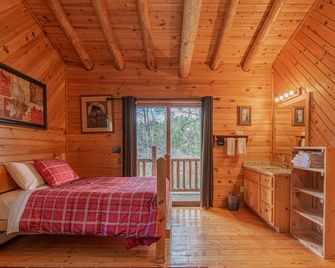 Lodge on Au Train River a few blks from Lk Superior 15 min from Munising - Au Train - Bedroom