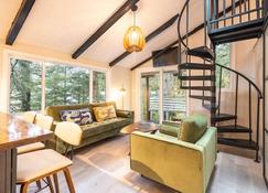 The Shoreline Cabin - Kodiak - Living room