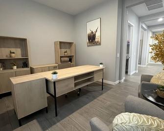 The Sunset Palace - Marana - Living room