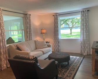 Cute cottage on 85-Acre horse farm - Starke
