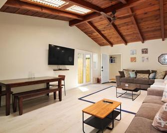 Remodeled Modern Home w/Hot Tub. 10 mins. To Beach - Encinitas - Living room