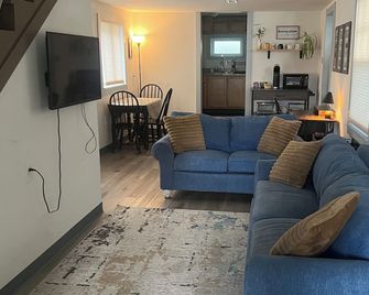 Cozy Cottage Walking Distance to Chautauqua Lake - Jamestown - Huiskamer