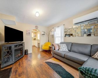 Cozy Chalet Bungalow in West Park - Cleveland - Cleveland - Living room