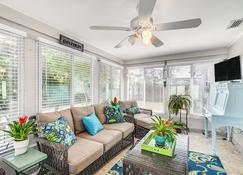 Fort Myers Bungalow - 12 Miles to the Beach! - Fort Myers - Stue