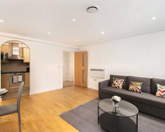 Skyvillion - Station Road Apartment with Balcony & Parking - Potters Bar - Living room