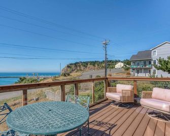 Newly Remodeled Ocean View Retreat, Balcony And Bbq - Port Orford - Balcón