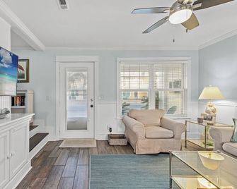Searenity Awaits: 2-Bd, 2-Ba Coastal Escape! Perfect for 5! Pet Friendly! - Laguna Beach - Sala de estar