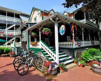 Pequot Hotel - Oak Bluffs