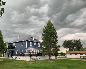 Spacious 4-bedroom house with WiFi and AC in the rural town of Mayerthorpe. - 메이어스토프 - 건물