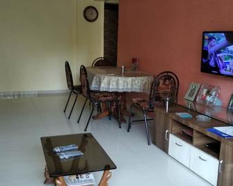 Safe, Superior Homestay/Bnb For Expat Females / Couple Near T II Mumbai Airport. - Bombay - Comedor